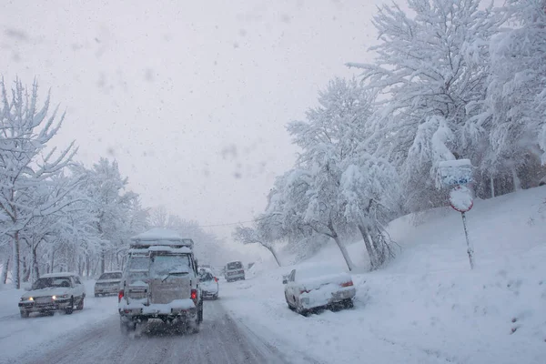 Snöstorm Dålig Sikt Smala Vägar Och Mycket Trafik — Stockfoto