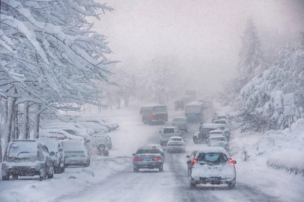 Schneesturm Schlechte Sicht Glatte Straßen Und Viel Verkehr lizenzfreie Stockfotos