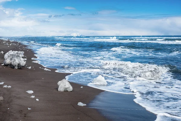 Зимний Солнечный Пейзаж Побережья Тихого Океана Черный Вулканический Песок Ледяные Стоковое Изображение