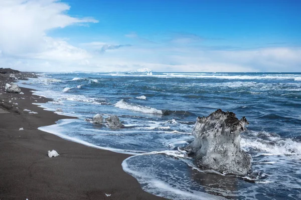 Зимний Солнечный Пейзаж Побережья Тихого Океана Черный Вулканический Песок Ледяные Лицензионные Стоковые Изображения