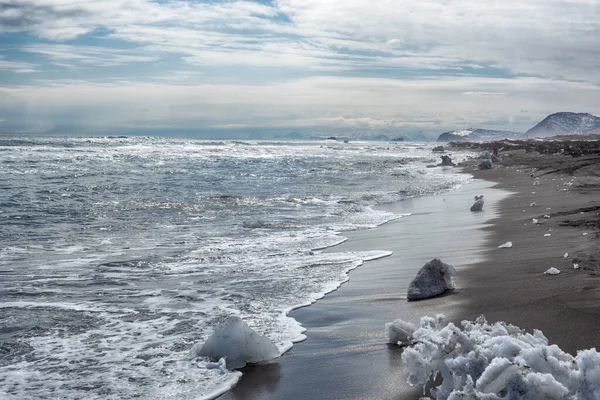 Vacker Vinter Soligt Landskap Stilla Havet Kusten Svart Vulkanisk Sand Stockbild