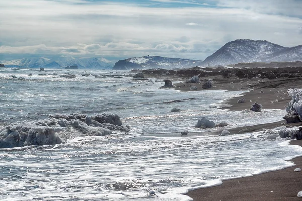 Vacker Vinter Soligt Landskap Stilla Havet Kusten Svart Vulkanisk Sand Royaltyfria Stockfoton