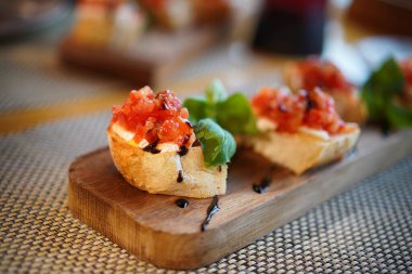 Kızarmış domatesli İtalyan bruschetta, mozzarella ve fesleğen..                               