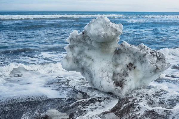 Зимний Солнечный Пейзаж Побережья Тихого Океана Черный Вулканический Песок Ледяные Стоковое Фото
