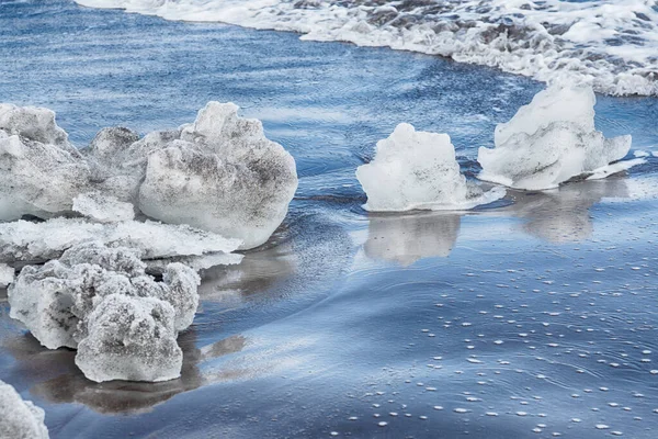 Vacker Vinter Soligt Landskap Stilla Havet Kusten Svart Vulkansand Och Royaltyfria Stockbilder