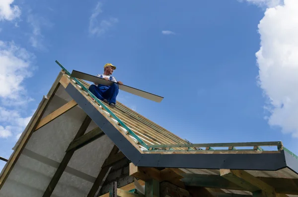 Completing work on a roof — Stock Photo, Image