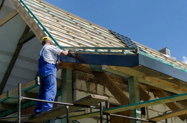 Voltooiing van werk op een dak Stockafbeelding