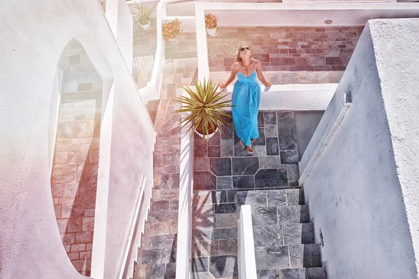 Beautiful girl on Santorini — Stock Photo, Image