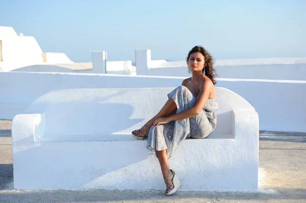 Young woman in Oia town — Stock Photo, Image