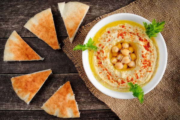 Pide ile ev yapımı humus