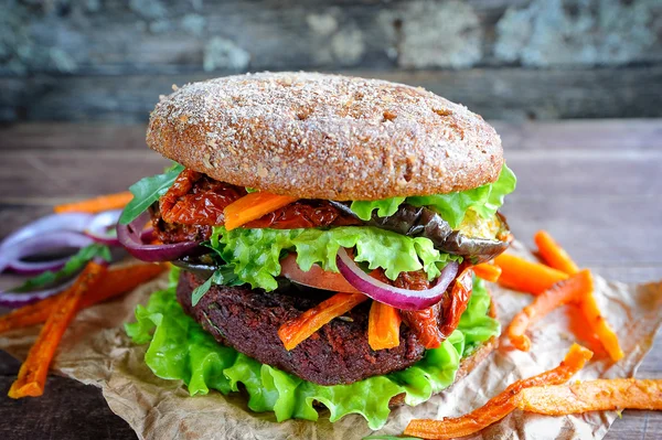 Hambúrguer vegan de lentilha de beterraba fresca — Fotografia de Stock