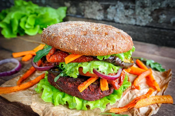 Lentilha de beterraba hambúrguer vegan — Fotografia de Stock