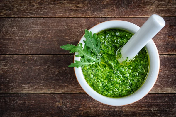 Hausgemachtes Rucola-Pesto — Stockfoto