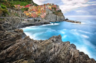 soğuk sabah renklerde Manarola peyzaj
