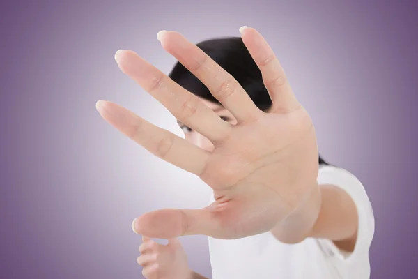 Frau schützt oder versteckt ihr Gesicht — Stockfoto