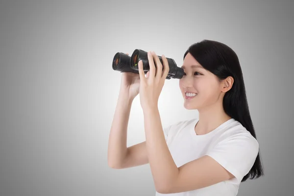 Woman using binoculars — Stock Photo, Image