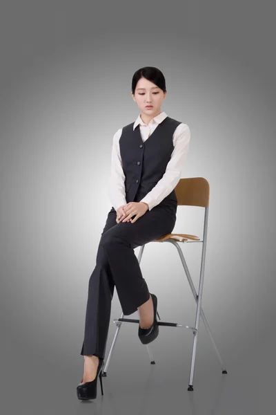 Üzleti nő ül egy széken — Stock Fotó