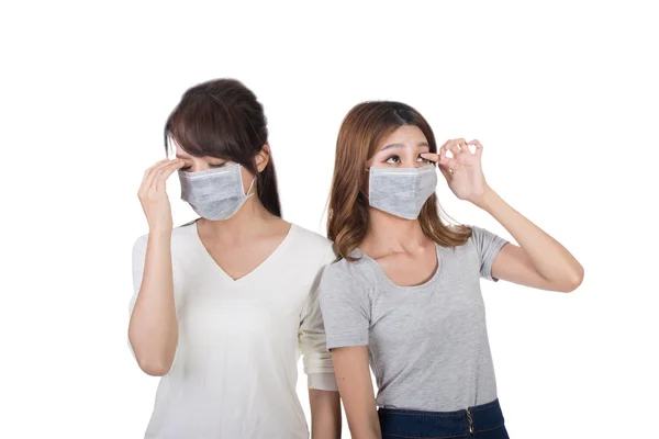 Mulher com seus amigos com máscara — Fotografia de Stock