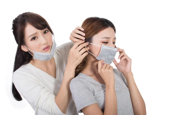 Vrouw met haar vrienden met masker — Stockfoto