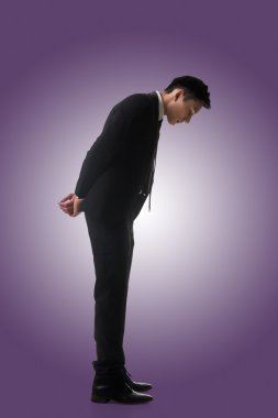 iş adamı aşağı bakıyor