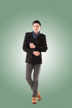 Asya genç adam soğuk hissediyorum