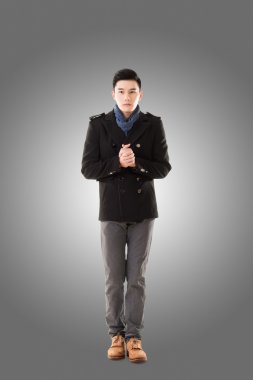 Asya genç adam soğuk hissediyorum