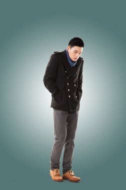 Asya genç adam soğuk hissediyorum