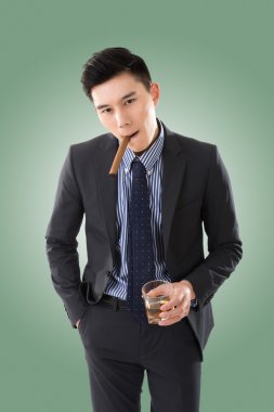 bir puro tutan işadamı