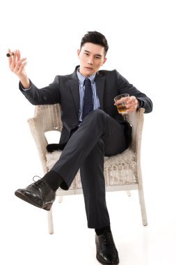 bir puro tutan işadamı