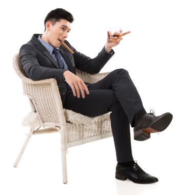 bir puro tutan işadamı