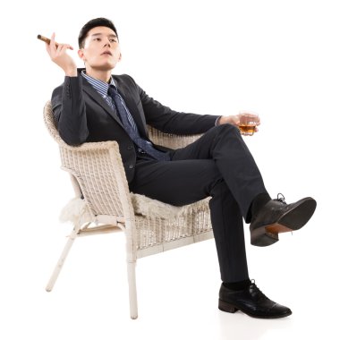 bir puro tutan işadamı