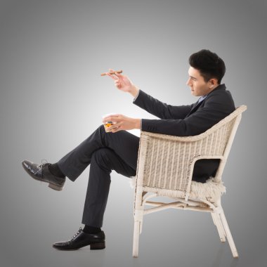 bir puro tutan işadamı