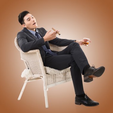 bir puro tutan işadamı