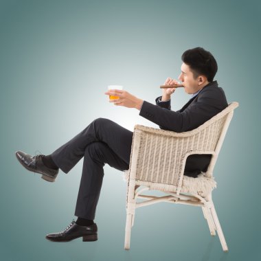 bir puro tutan işadamı