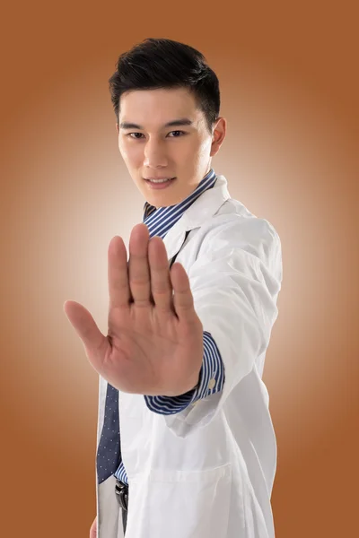 Азиатский врач с жестом — стоковое фото