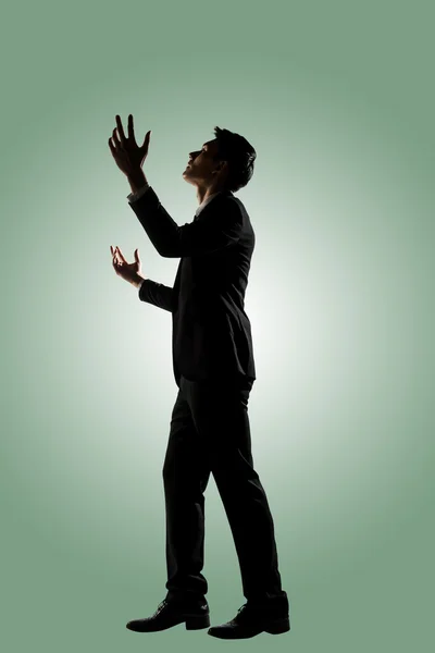 Omul de afaceri asiatic se roagă — Fotografie, imagine de stoc