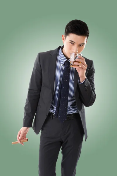 Affärsman som innehar en cigarr — Stockfoto