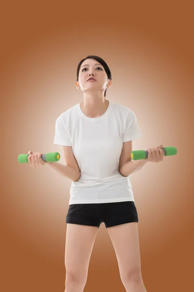 Vrouw bedrijf halter — Stockfoto