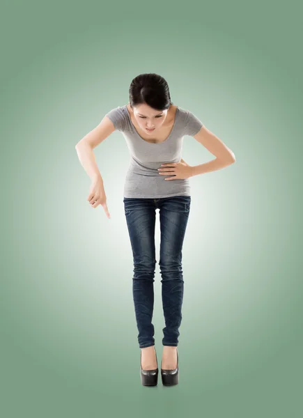 Pose de mujer joven asiática — Foto de Stock