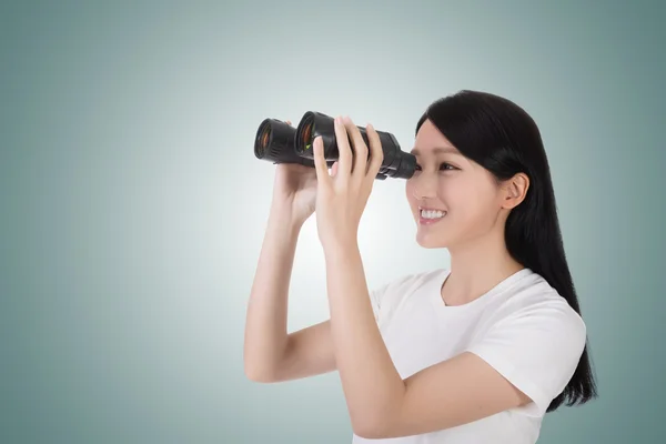 Žena pomocí dalekohledu — Stock fotografie