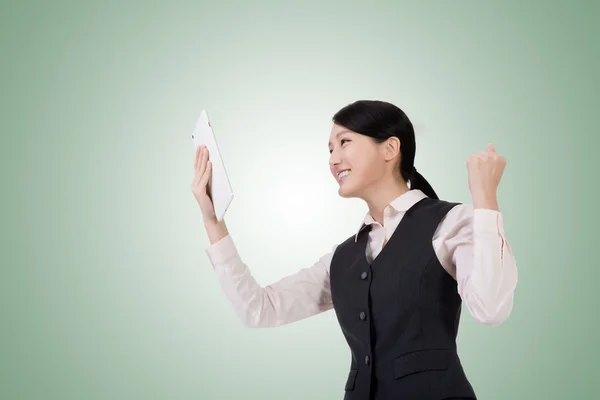 Mulher de negócios usando pad — Fotografia de Stock