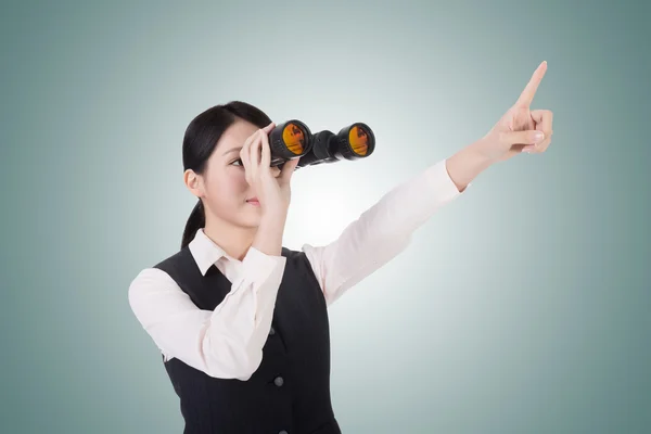 Mulher de negócios segurando um binóculos — Fotografia de Stock