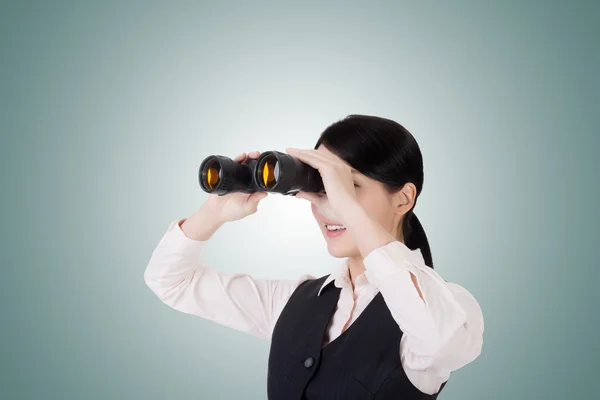 Mulher de negócios segurando um binóculos — Fotografia de Stock