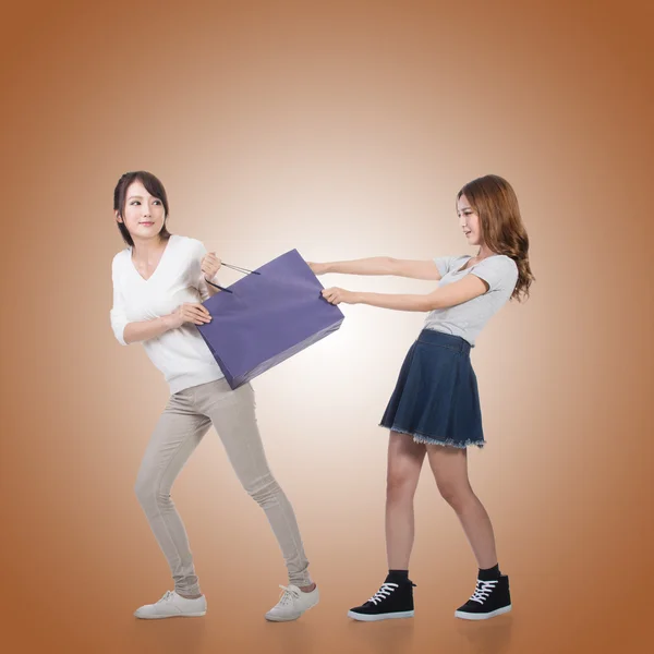 Fighting for shopping bags — Stock Photo, Image