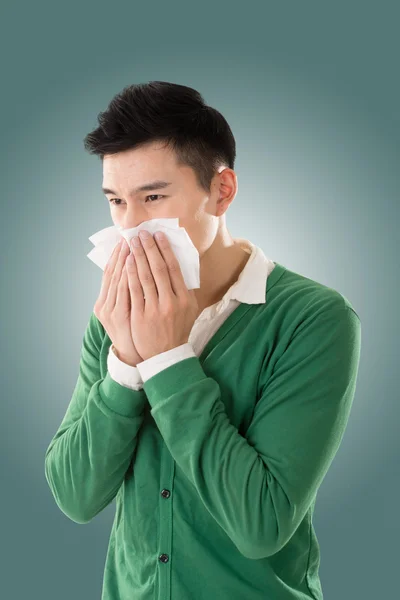 Estornudo asiático hombre — Foto de Stock