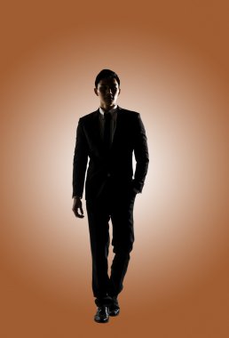 Kendine güvenen işadamı yürüyüş