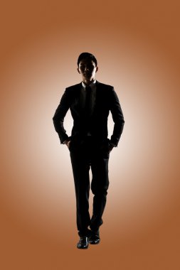 Kendine güvenen işadamı yürüyüş