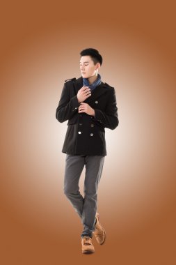 Asya genç adam soğuk hissediyorum