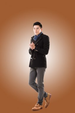 Asya genç adam soğuk hissediyorum