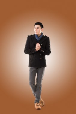 Asya genç adam soğuk hissediyorum